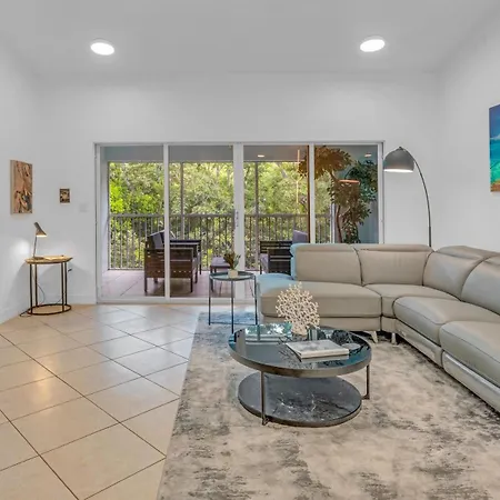 812 Mariners Club Apartment